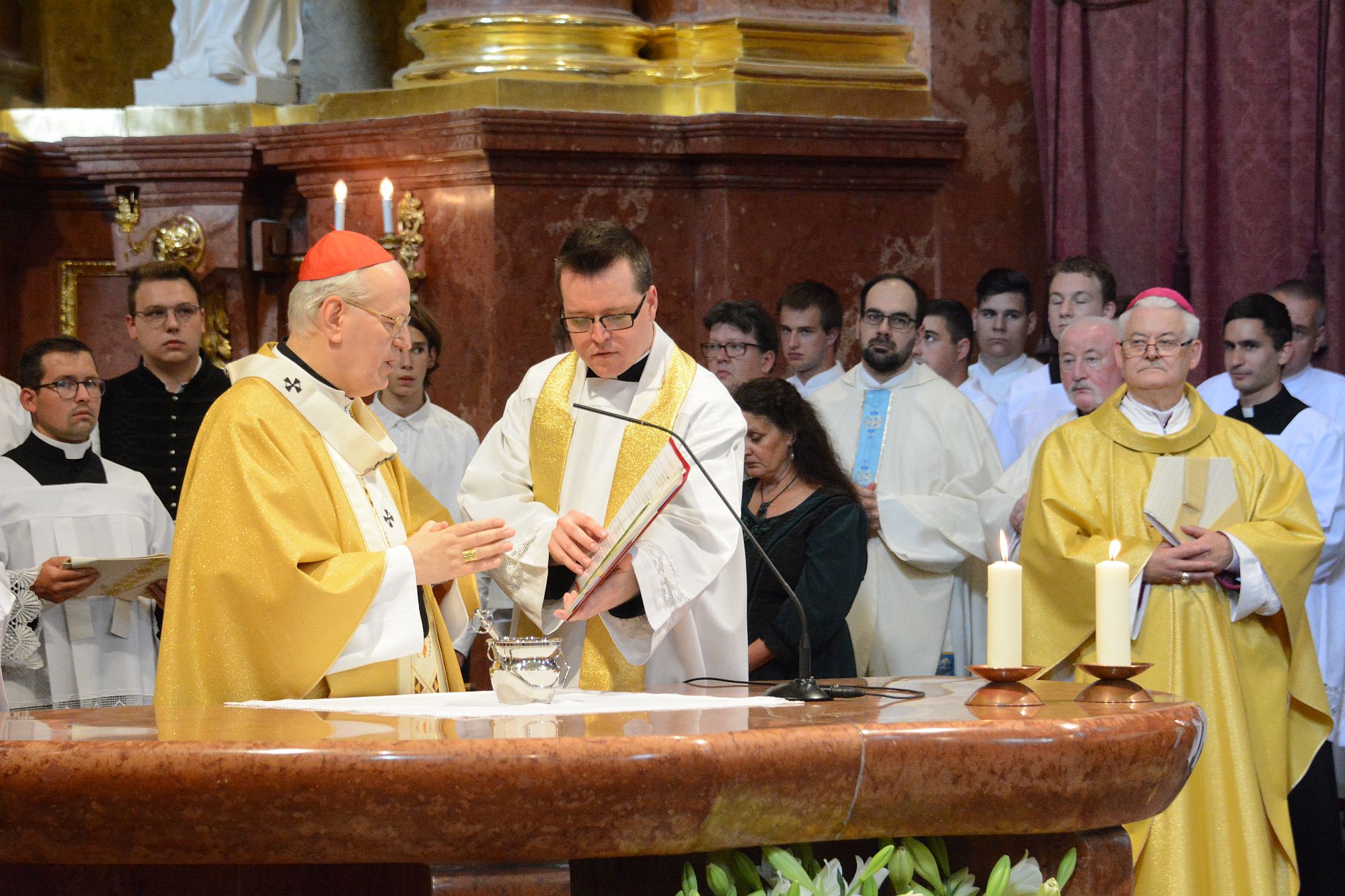 Erdő Péter bíboros-prímás áldotta meg a megújult  Szent István székesegyházat